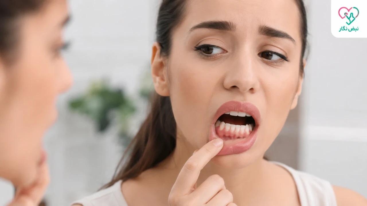 عقب‌نشینی لثه چیست؟ ۱۰ علت تحلیل لثه و بهترین روش‌های درمان